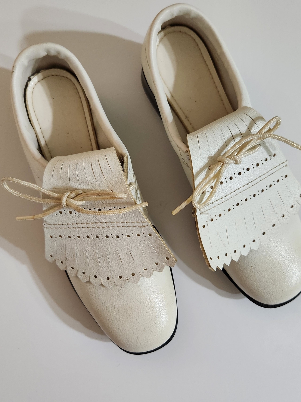Vintage White Fringe Lace-Up Women's Golf Shoes With Steel Spikes.